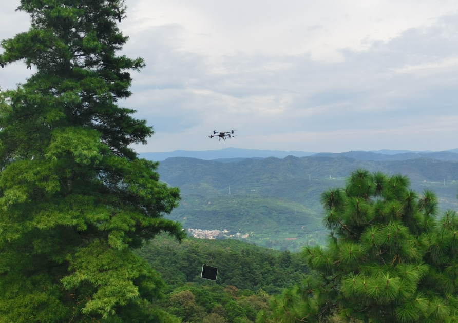 無人機“飛”越陡坡,山地光伏施工提速