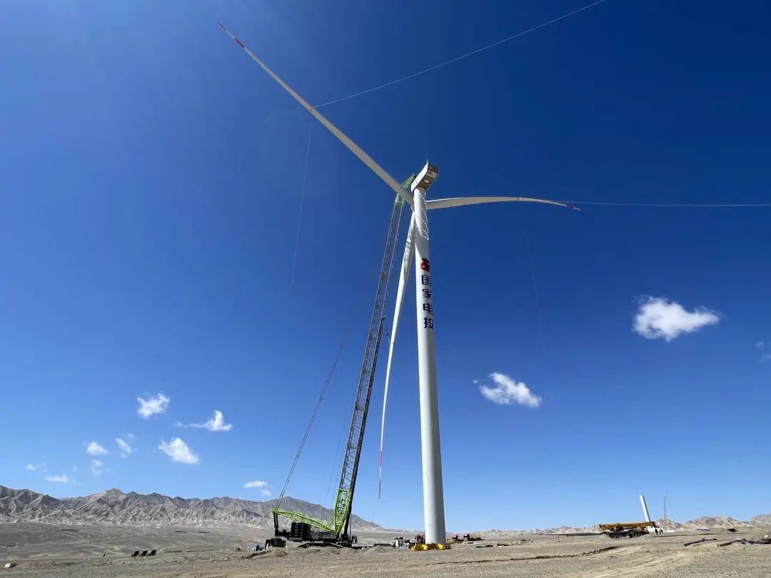 海西50萬千瓦風(fēng)電項目首臺風(fēng)機完成吊裝